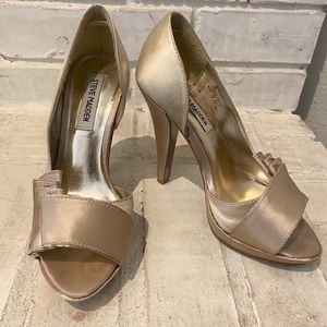 Steve Madden “Rebecca” Champagne Satin size 5.0